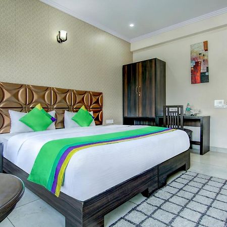 Treebo Trend Blooms Premium Hotel Gurgaon Exterior photo