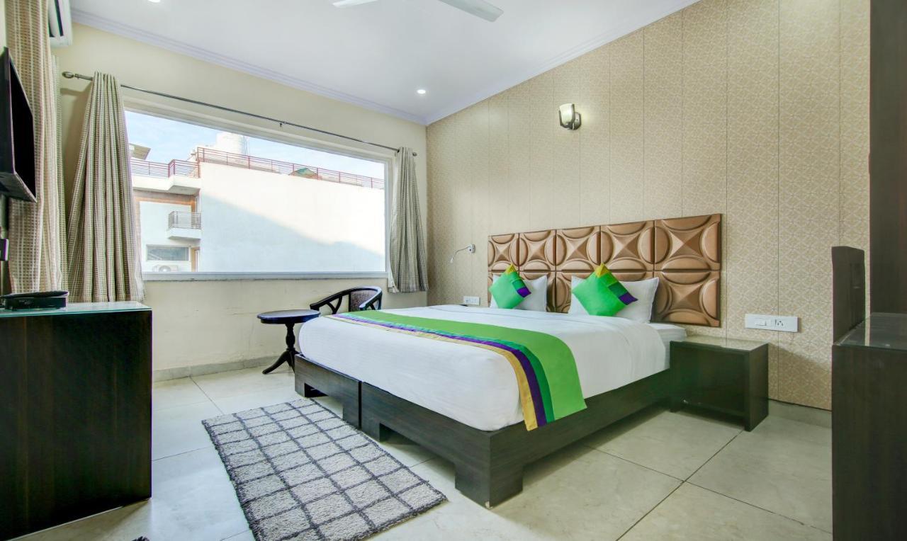 Treebo Trend Blooms Premium Hotel Gurgaon Exterior photo